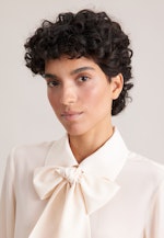 Hemdbluse aus Seide mit abnehmbarer Schluppe in Ecru |  Seidensticker Onlineshop