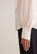 Hemdbluse aus Seide mit abnehmbarer Schluppe in Ecru |  Seidensticker Onlineshop