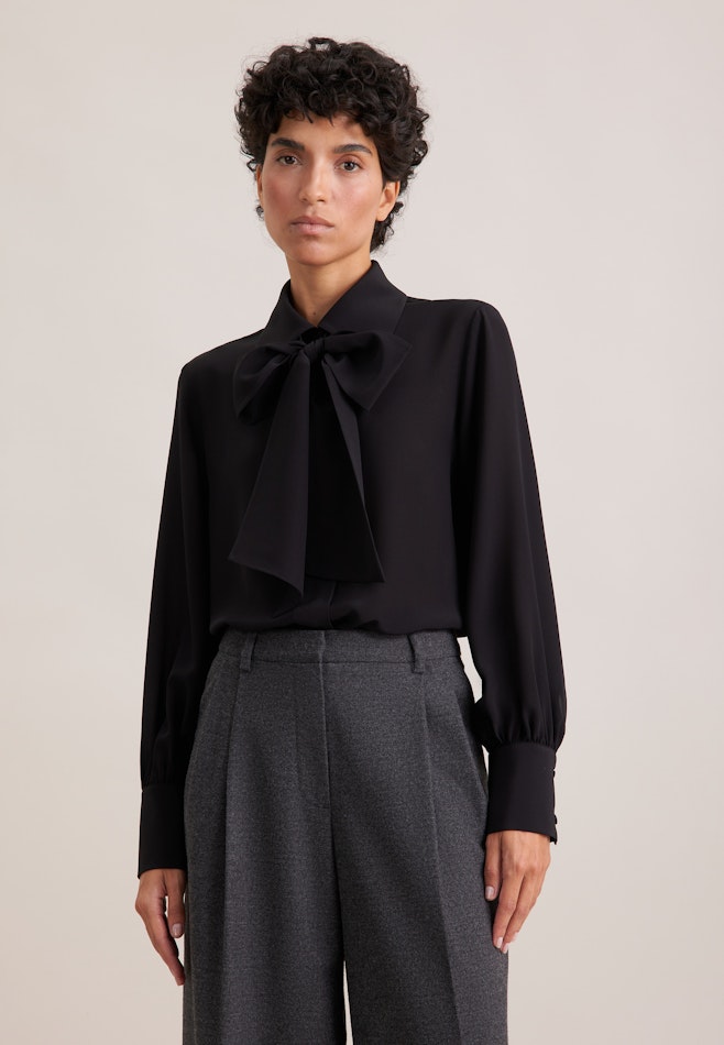 Silk shirt blouse with detachable bow tie in Schwarz | Seidensticker online shop
