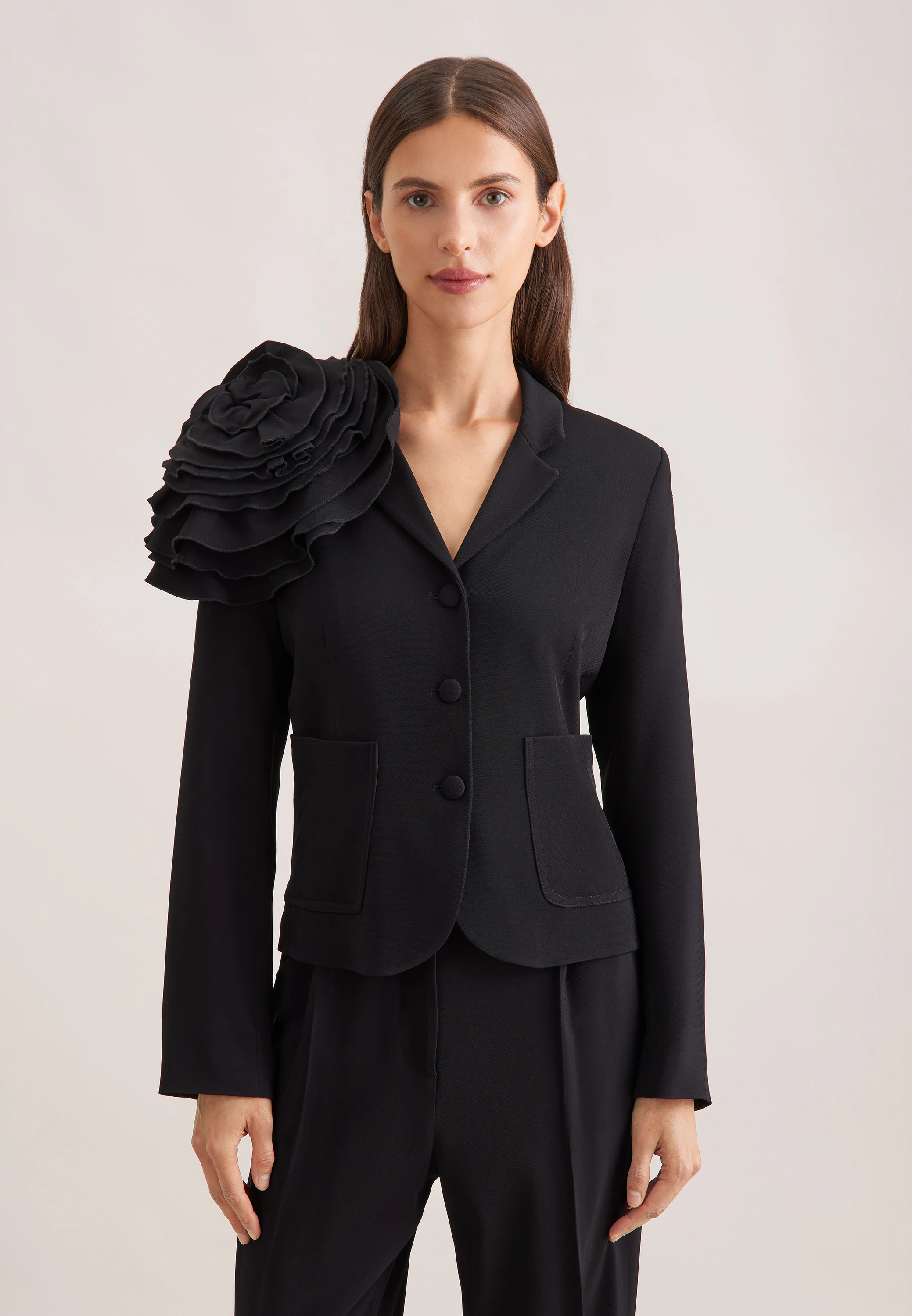 Taillierter Blazer mit abnehmbarer Blüte Schwarz 38