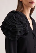 Taillierter Blazer mit abnehmbarer Blüte in Schwarz |  Seidensticker Onlineshop