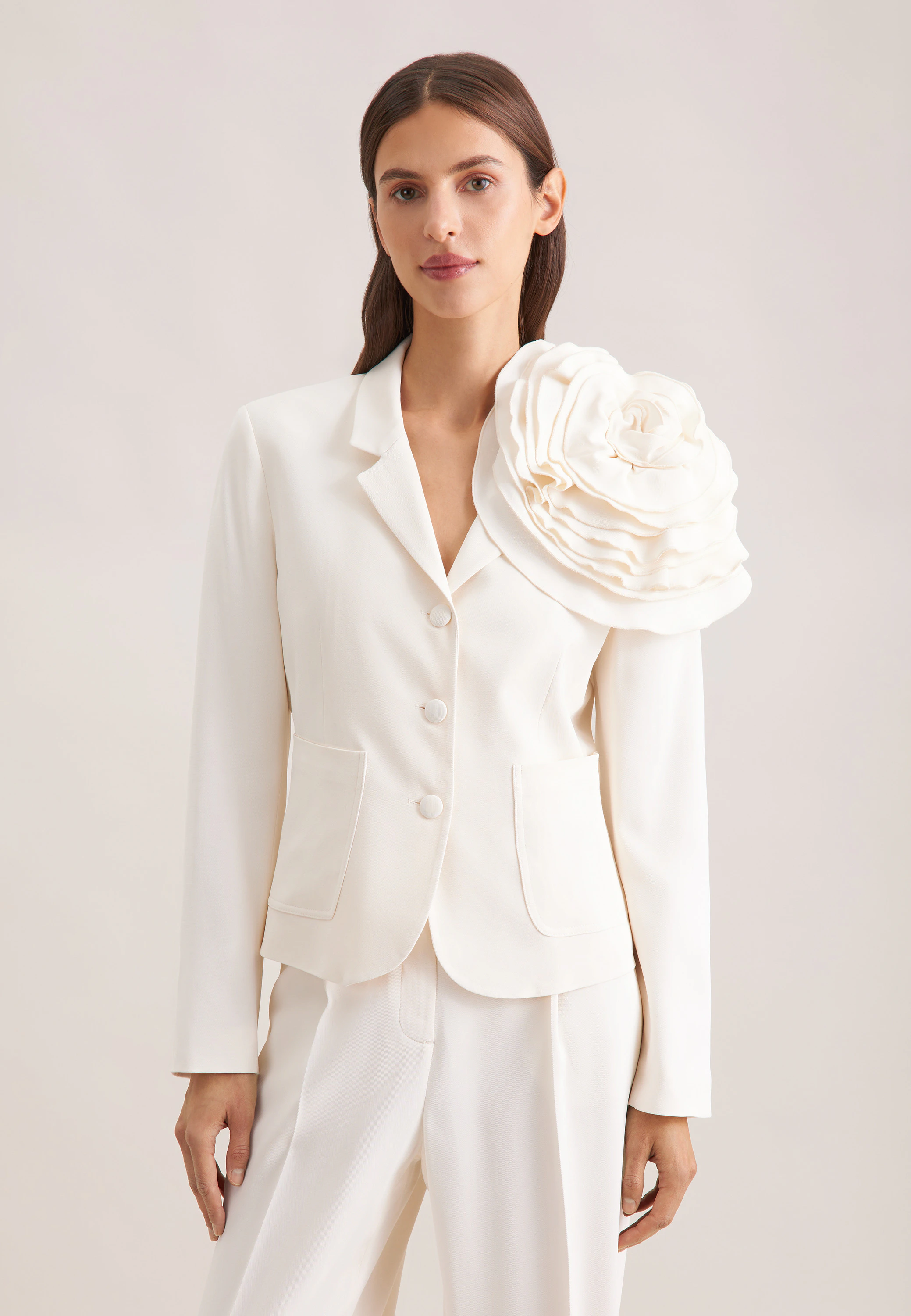 Taillierter Blazer mit abnehmbarer Blüte Weiß