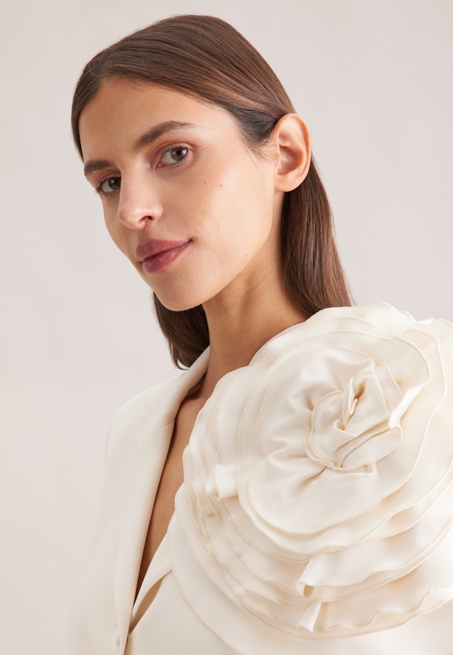 Taillierter Blazer mit abnehmbarer Blüte in Weiß |  Seidensticker Onlineshop