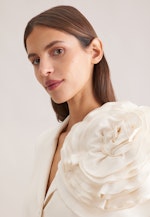 Taillierter Blazer mit abnehmbarer Blüte in Weiß |  Seidensticker Onlineshop