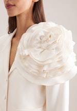 Taillierter Blazer mit abnehmbarer Blüte in Weiß |  Seidensticker Onlineshop