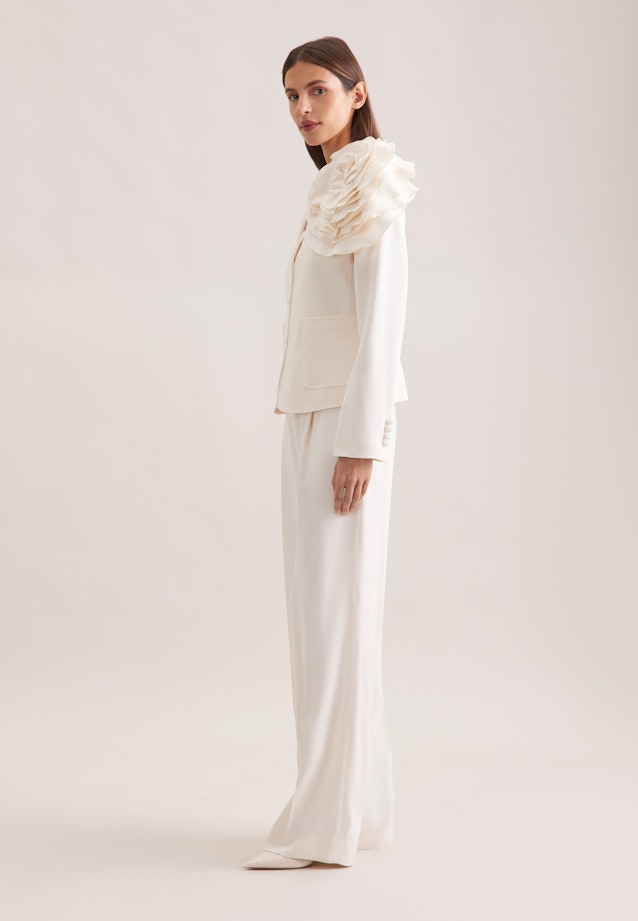 Taillierter Blazer mit abnehmbarer Blüte in Weiß |  Seidensticker Onlineshop