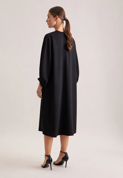 Fließendes Blusenkleid mit V- Ausschnitt in Schwarz |  Seidensticker Onlineshop