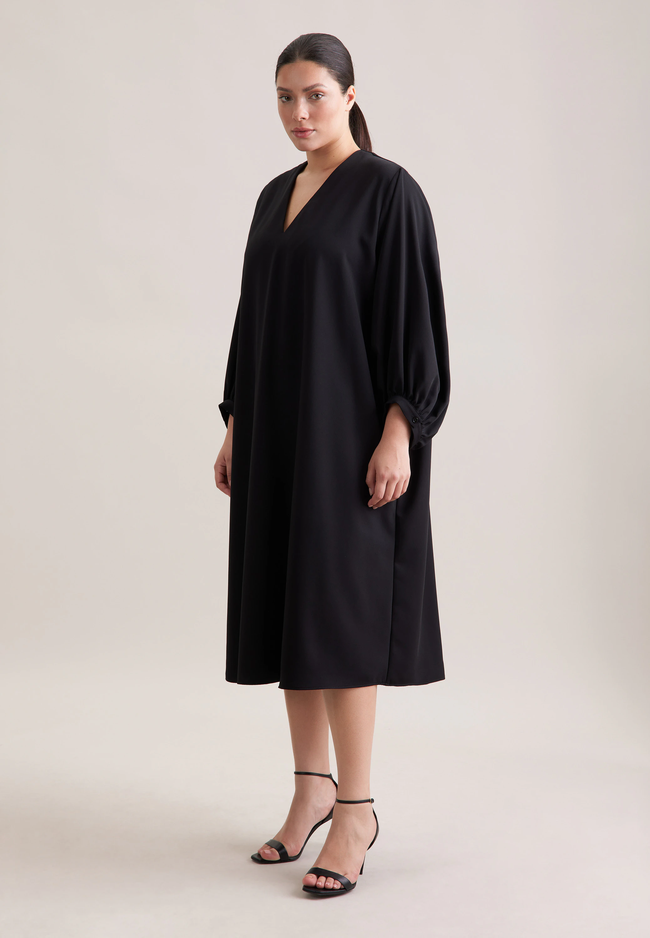 Fließendes Blusenkleid mit V- Ausschnitt Schwarz 52
