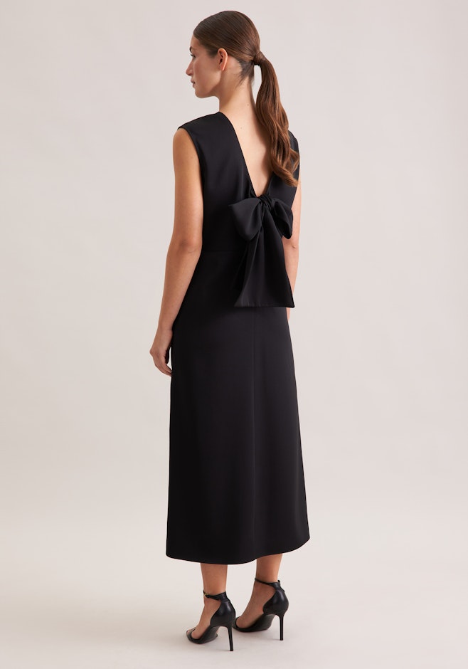 Fließendes Kleid mit Rückenausschnitt und Schleifendetail in Schwarz | Seidensticker Onlineshop