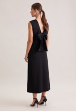 Fließendes Kleid mit Rückenausschnitt und Schleifendetail in Schwarz |  Seidensticker Onlineshop