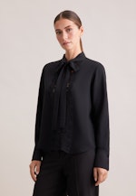 Stehkragenbluse mit Schluppe und Spitzendetail in Schwarz |  Seidensticker Onlineshop