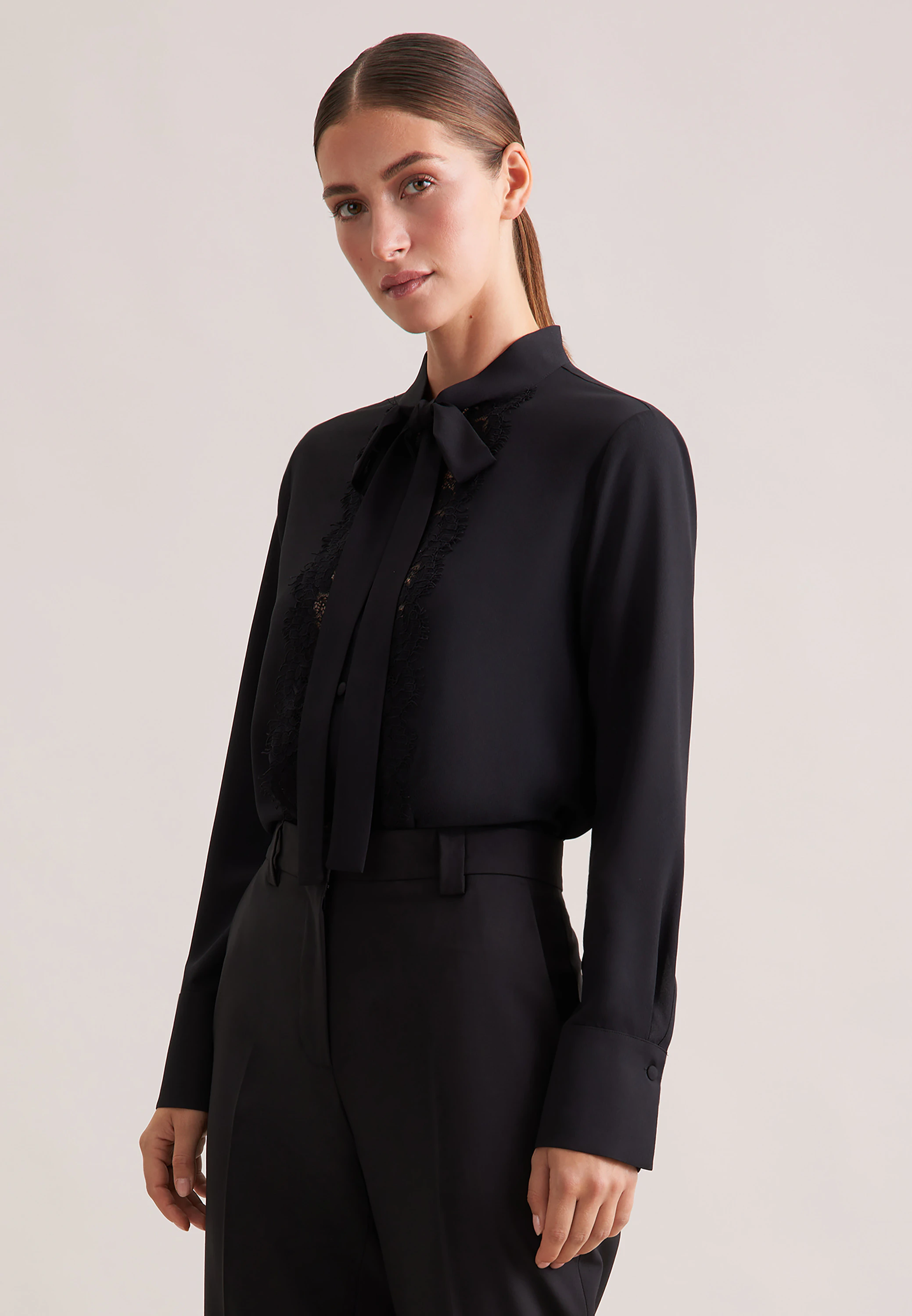 Stehkragenbluse mit Schluppe und Spitzendetail Schwarz 40