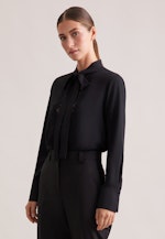 Stehkragenbluse mit Schluppe und Spitzendetail in Schwarz |  Seidensticker Onlineshop