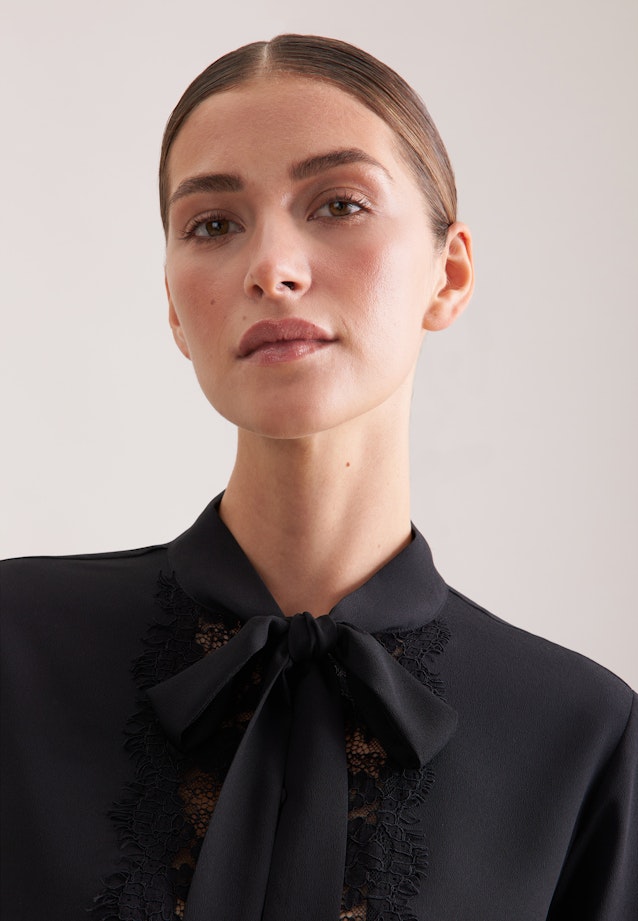 Stehkragenbluse mit Schluppe und Spitzendetail in Noir |  Seidensticker Onlineshop