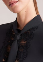 Stehkragenbluse mit Schluppe und Spitzendetail in Noir |  Seidensticker Onlineshop