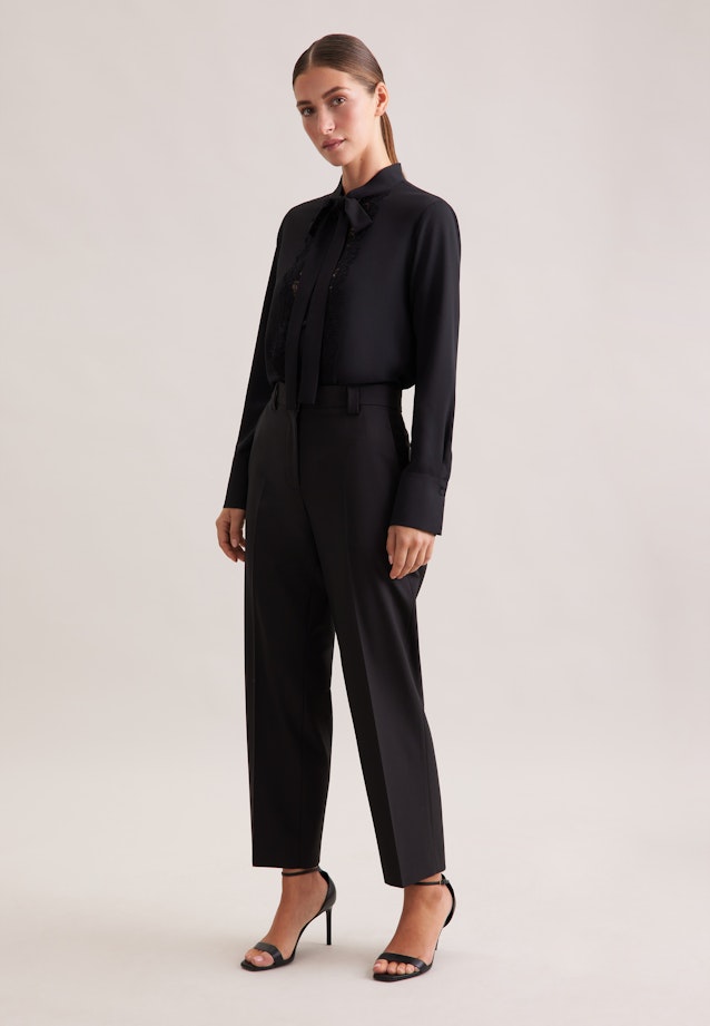 Stehkragenbluse mit Schluppe und Spitzendetail in Schwarz |  Seidensticker Onlineshop