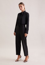 Stehkragenbluse mit Schluppe und Spitzendetail in Schwarz |  Seidensticker Onlineshop