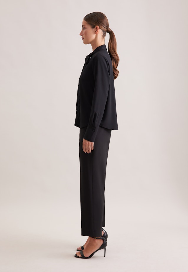 Stehkragenbluse mit Schluppe und Spitzendetail in Schwarz |  Seidensticker Onlineshop