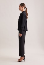 Stehkragenbluse mit Schluppe und Spitzendetail in Schwarz |  Seidensticker Onlineshop