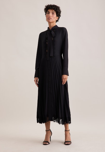 Stehkragenkleid mit Spitzendetail und Plissee in Noir |  Seidensticker Onlineshop