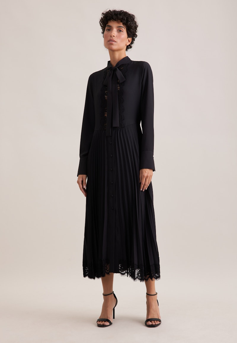 Kleid mit Spitzendetail und Plissee