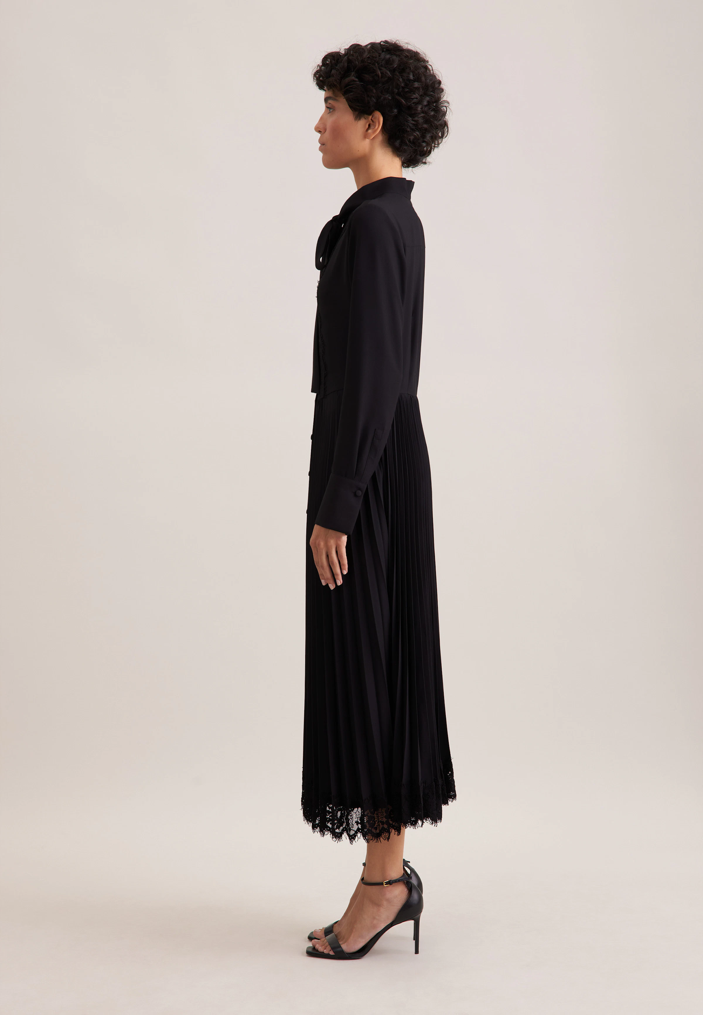 Women Stand-up collar dress with lace detail and pleated schwarz | Seidensticker Women Stand-up collar dress with lace detail and pleated schwarz | Seidensticker