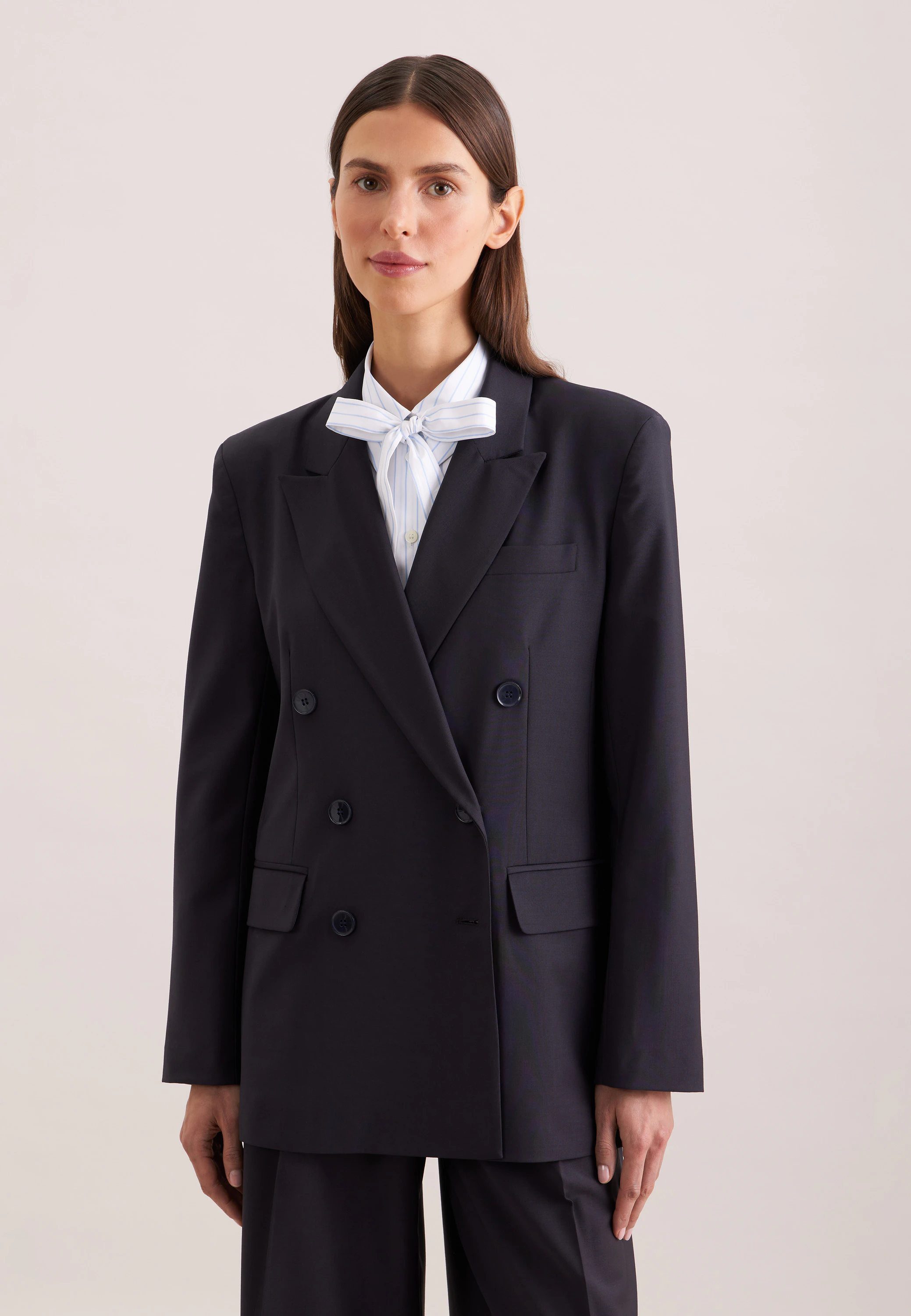 Zweireihiger Blazer mit Pattentaschen aus einer Wollmischung 42
