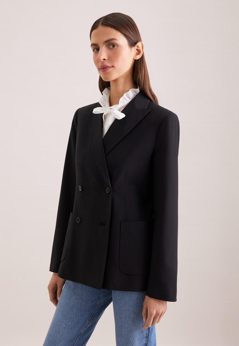 Zweireihiger Blazer mit aufgesetzten Taschen aus einer Wollmischung