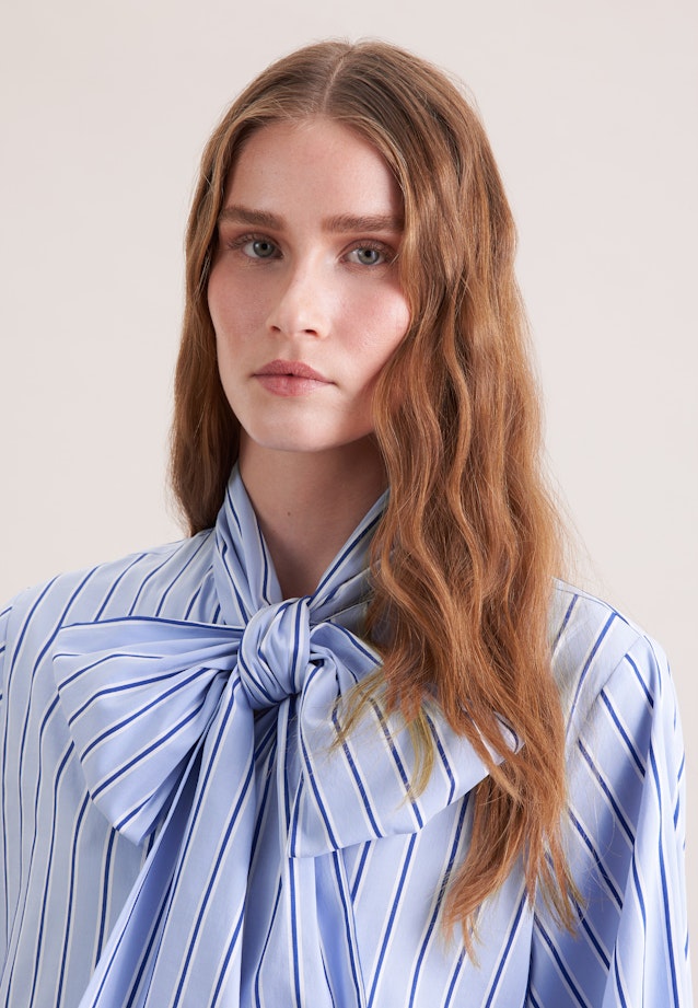 Schalkragenkleid mit Volumenärmel in Hellblau |  Seidensticker Onlineshop