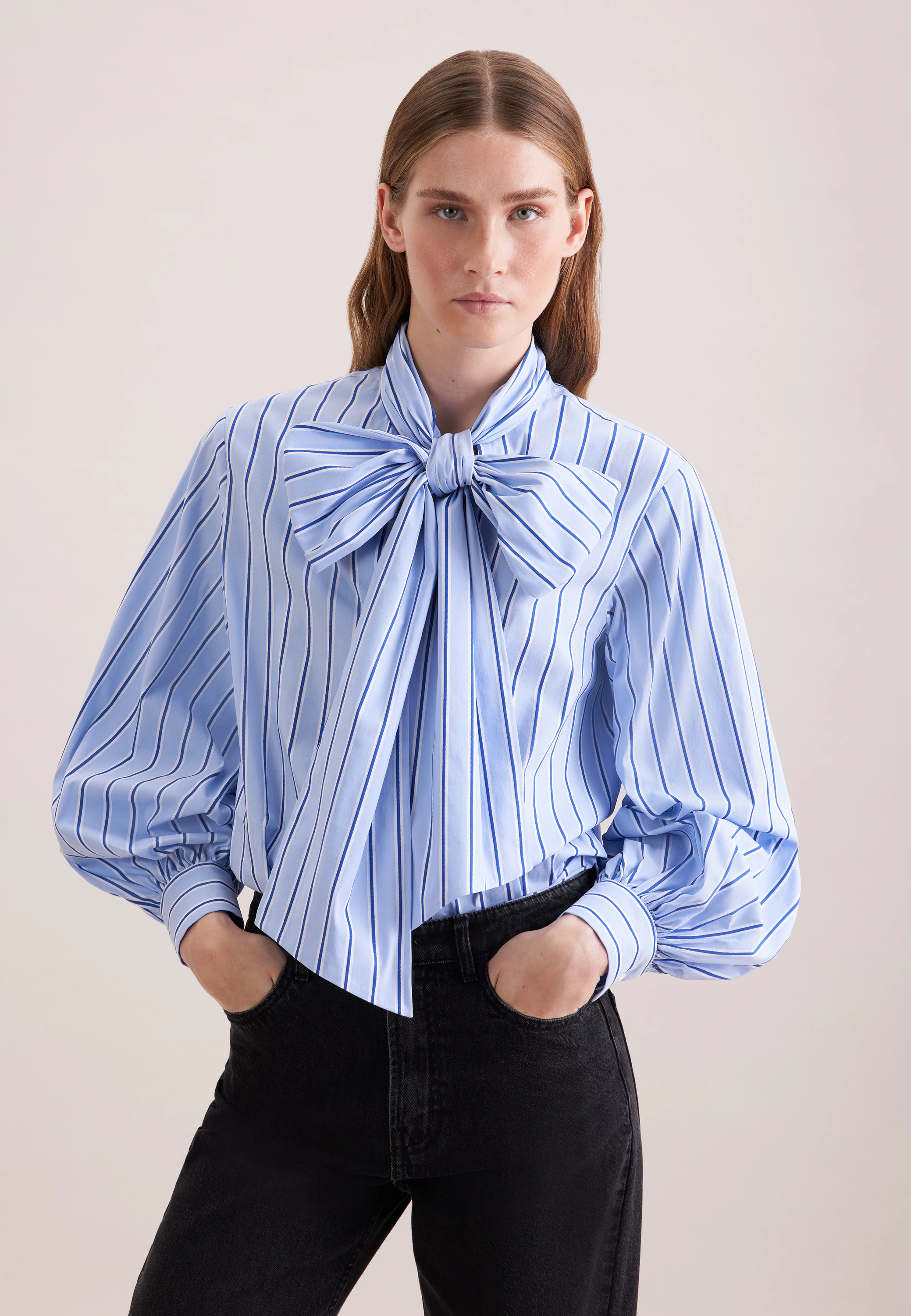 Schalkragenbluse mit Volumenärmel Blau 44