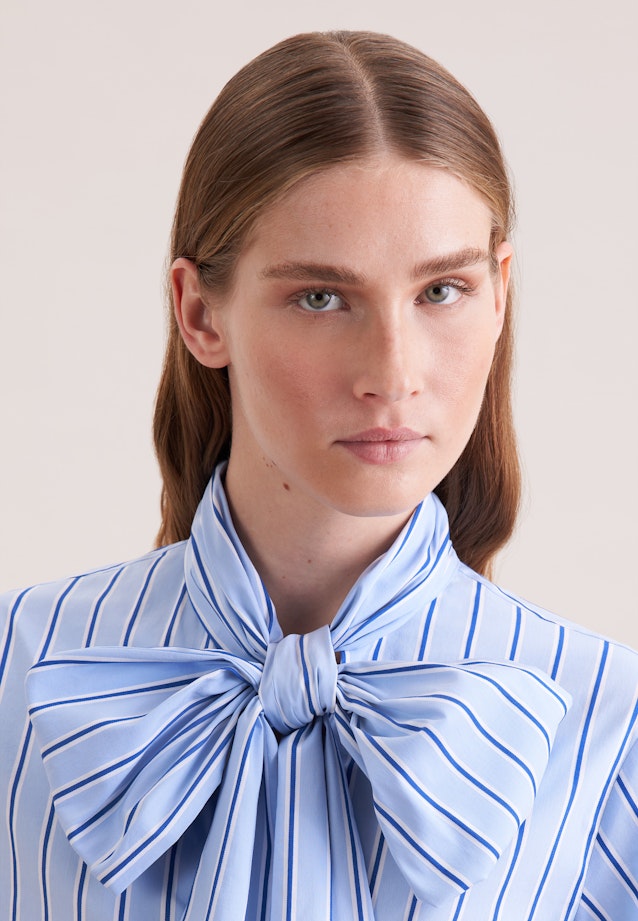 Schalkragenbluse mit Volumenärmel in Hellblau |  Seidensticker Onlineshop