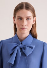 Hemdbluse mit abnehmbarer Schluppe in Mittelblau |  Seidensticker Onlineshop