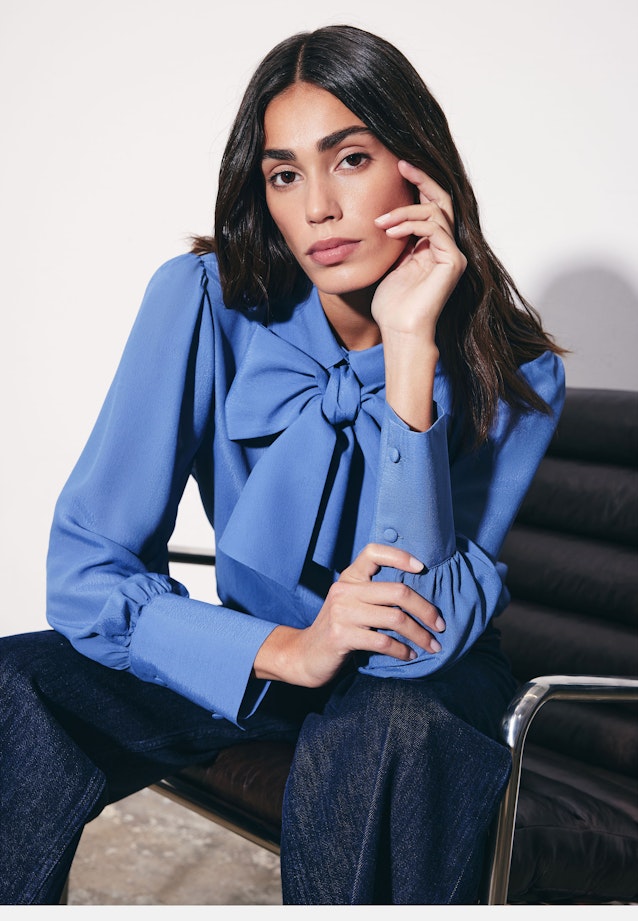 Hemdbluse mit abnehmbarer Schluppe in Mittelblau |  Seidensticker Onlineshop
