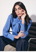 Hemdbluse mit abnehmbarer Schluppe in Mittelblau |  Seidensticker Onlineshop