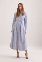 Weit schwingendes Hemdblusenkleid mit Taillenürtel in Mittelblau |  Seidensticker Onlineshop