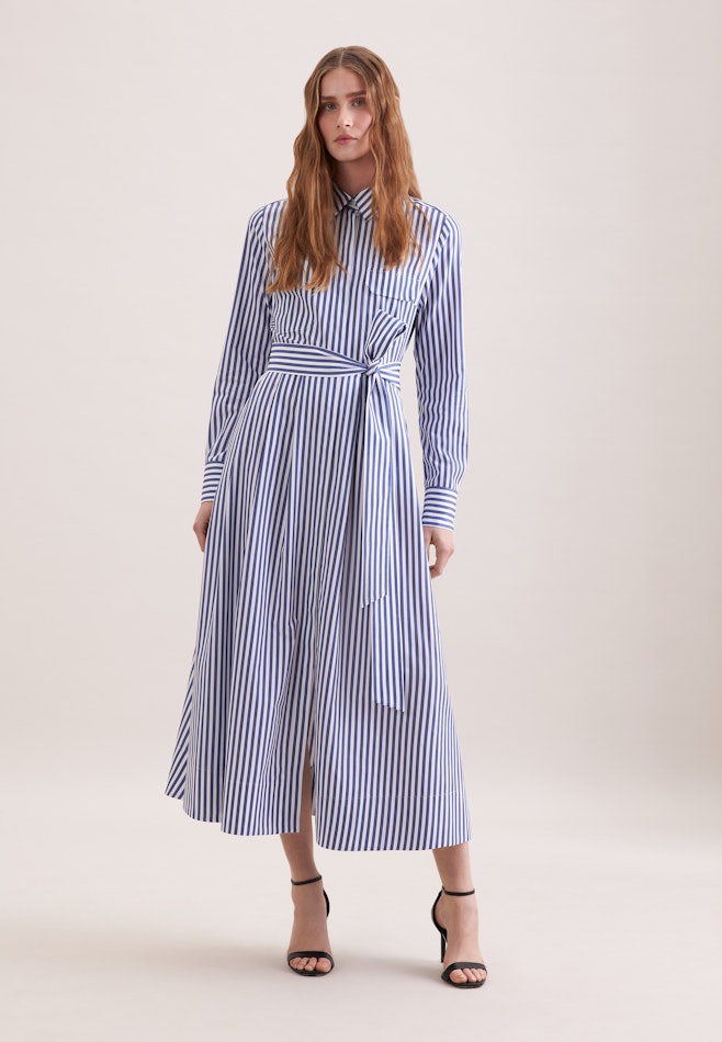 Weit schwingendes Hemdblusenkleid mit Bindegürtel, slim in Mittelblau | Seidensticker Onlineshop
