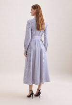 Weit schwingendes Hemdblusenkleid mit Taillenürtel in Mittelblau |  Seidensticker Onlineshop