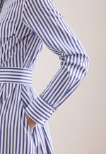 Weit schwingendes Hemdblusenkleid mit Taillenürtel in Mittelblau |  Seidensticker Onlineshop