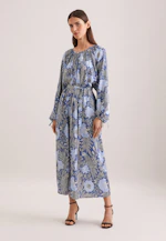 Satiniertes Raglankleid mit Schleifendetails und Taillengürtel in Mittelblau |  Seidensticker Onlineshop