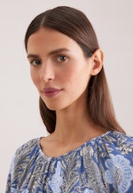 Satiniertes Raglankleid mit Schleifendetails und Taillengürtel in Mittelblau |  Seidensticker Onlineshop