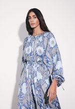 Satiniertes Raglankleid mit Schleifendetails und Taillengürtel in Mittelblau |  Seidensticker Onlineshop