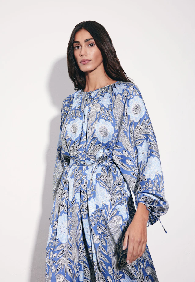 Satiniertes Raglankleid mit Schleifendetails und Taillengürtel in Mittelblau |  Seidensticker Onlineshop