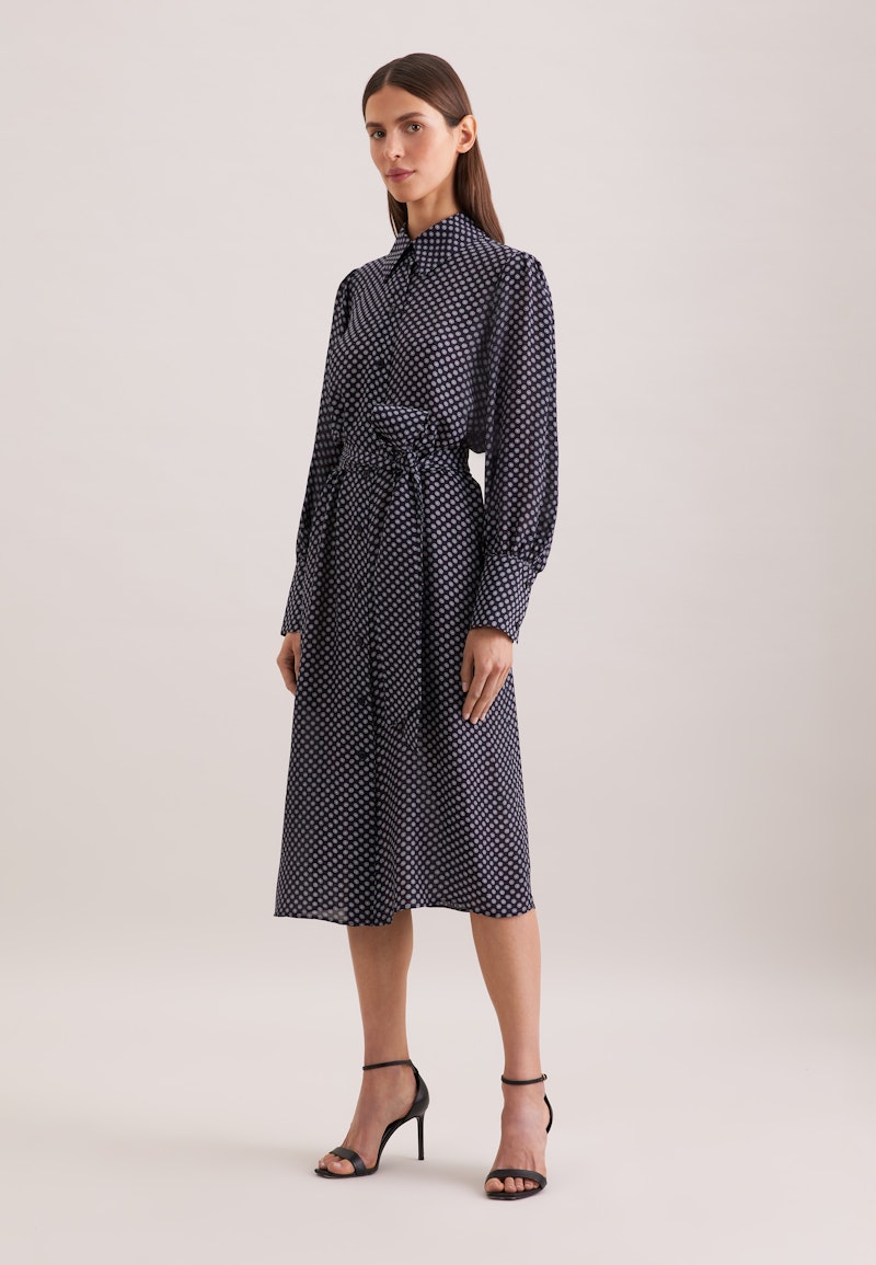 Gemustertes Hemdblusenkleid mit Taillengürtel