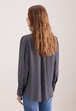 Gemusterte Hemdbluse mit abnehmbarer Schluppe in Dunkelblau |  Seidensticker Onlineshop