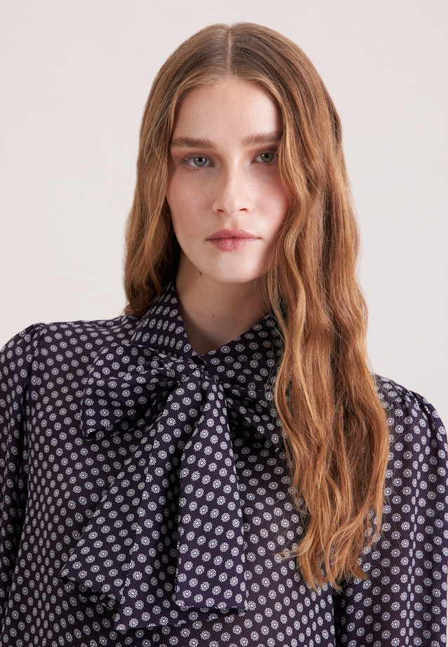 Gemusterte Hemdbluse mit abnehmbarer Schluppe in Dunkelblau |  Seidensticker Onlineshop