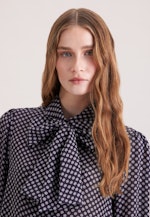 Gemusterte Hemdbluse mit abnehmbarer Schluppe in Dunkelblau |  Seidensticker Onlineshop