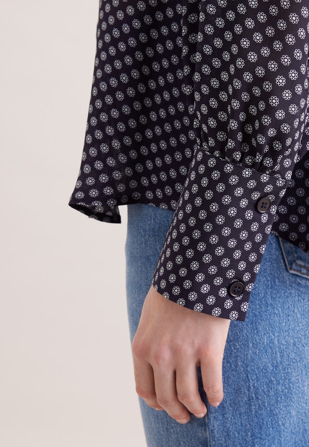 Gemusterte Hemdbluse mit abnehmbarer Schluppe in Dunkelblau |  Seidensticker Onlineshop
