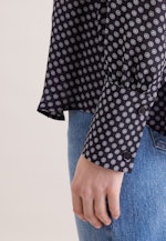 Gemusterte Hemdbluse mit abnehmbarer Schluppe in Dunkelblau |  Seidensticker Onlineshop