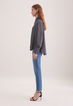 Gemusterte Hemdbluse mit abnehmbarer Schluppe in Dunkelblau |  Seidensticker Onlineshop