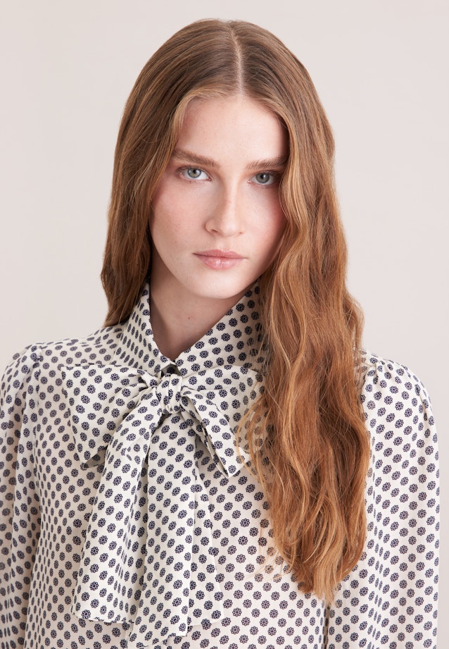 Gemusterte Hemdbluse mit abnehmbarer Schluppe in Weiß |  Seidensticker Onlineshop